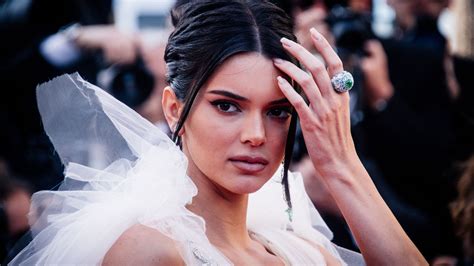 kendall jenner leaks|Kendall Jenners Nudes Photos Leak As Fans Slam。